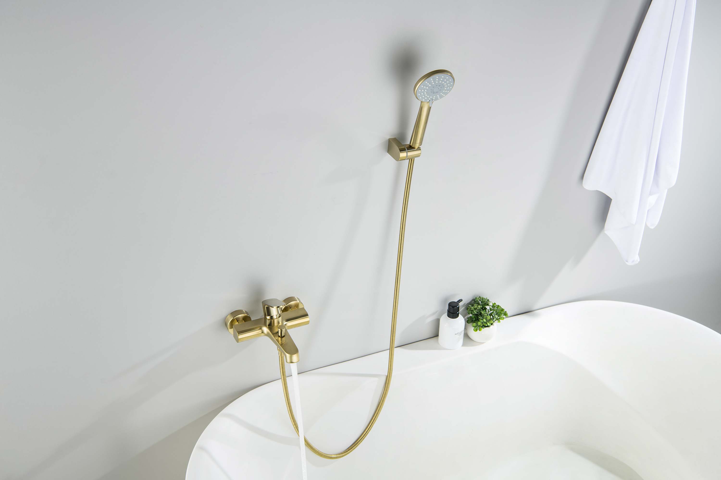 Смеситель Aquatek Оберон AQ1249BG для ванны с душевым набором